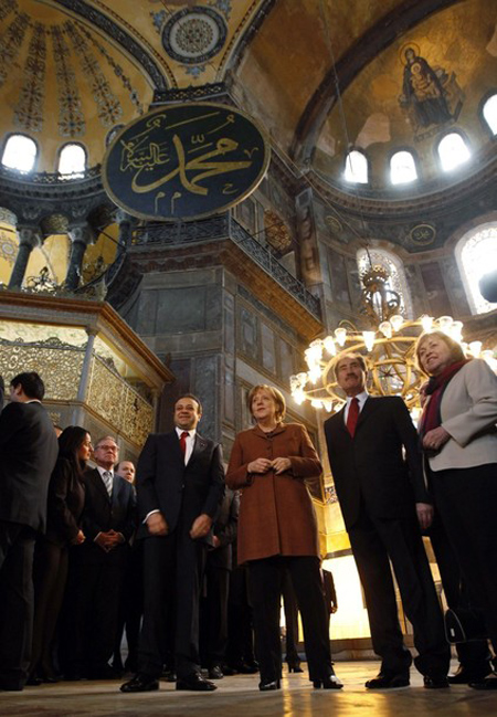 هل يحق لميركل دخول المسجد بحذائها ودون تغطية شعرها؟!   صورة رقم 4