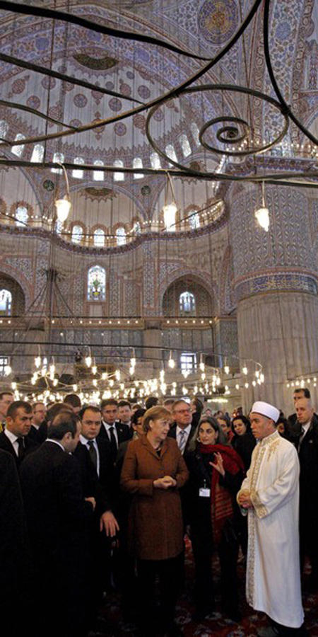 هل يحق لميركل دخول المسجد بحذائها ودون تغطية شعرها؟!   صورة رقم 7