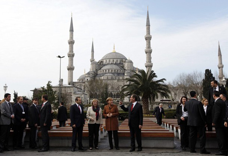 هل يحق لميركل دخول المسجد بحذائها ودون تغطية شعرها؟!   صورة رقم 12