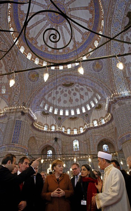هل يحق لميركل دخول المسجد بحذائها ودون تغطية شعرها؟!   صورة رقم 8