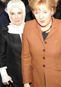 هل يحق لميركل دخول المسجد بحذائها ودون تغطية شعرها؟!   صورة رقم 1