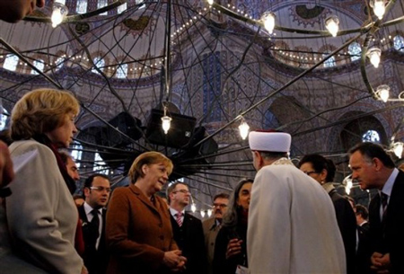 هل يحق لميركل دخول المسجد بحذائها ودون تغطية شعرها؟!   صورة رقم 10