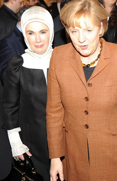 هل يحق لميركل دخول المسجد بحذائها ودون تغطية شعرها؟!   صورة رقم 3