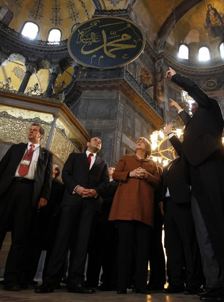 هل يحق لميركل دخول المسجد بحذائها ودون تغطية شعرها؟!   صورة رقم 2