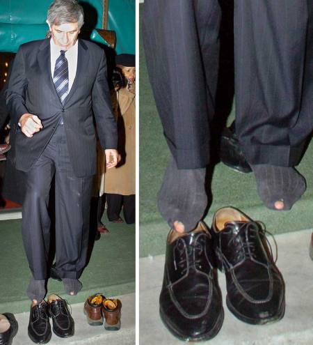 هل يحق لميركل دخول المسجد بحذائها ودون تغطية شعرها؟!   صورة رقم 14