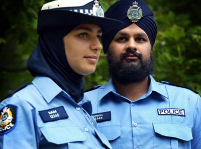 معاقبة شرطية لأنها رفضت نزع الخمار ومصافحة زملائها! صورة رقم 1