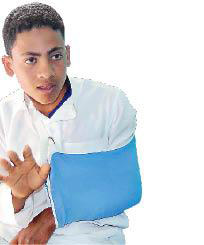 معلم وضع رأس طالب تحت حذائه وجلده لأنه تأخر عن الدرس!! صورة رقم 1