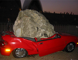 صخرة عملاقة تهوي على سيارة وتمنع سائقها من بيعها! صورة رقم 1