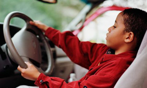 طفل متهور يقود سيارة أمه بسرعة جنونية! صورة رقم 1 طفل متهور يقود سيارة أمه بسرعة جنونية! صورة رقم 1