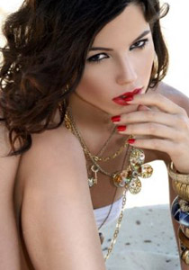 عارضة أزياء إسرائيلية: رفضت علاقة حميمة مع قائد إنجلترا!  صورة رقم 1