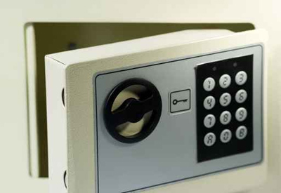 طفل لفظ أنفاسه الأخيرة مختنقاً داخل خزنة أموال والده!! صورة رقم 1