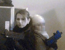 مراهقة تحلم بالإنضمام للعصابات وتنشر صورها مع السلاح!! صورة رقم 1 مراهقة تحلم بالإنضمام للعصابات وتنشر صورها مع السلاح!! صورة رقم 1