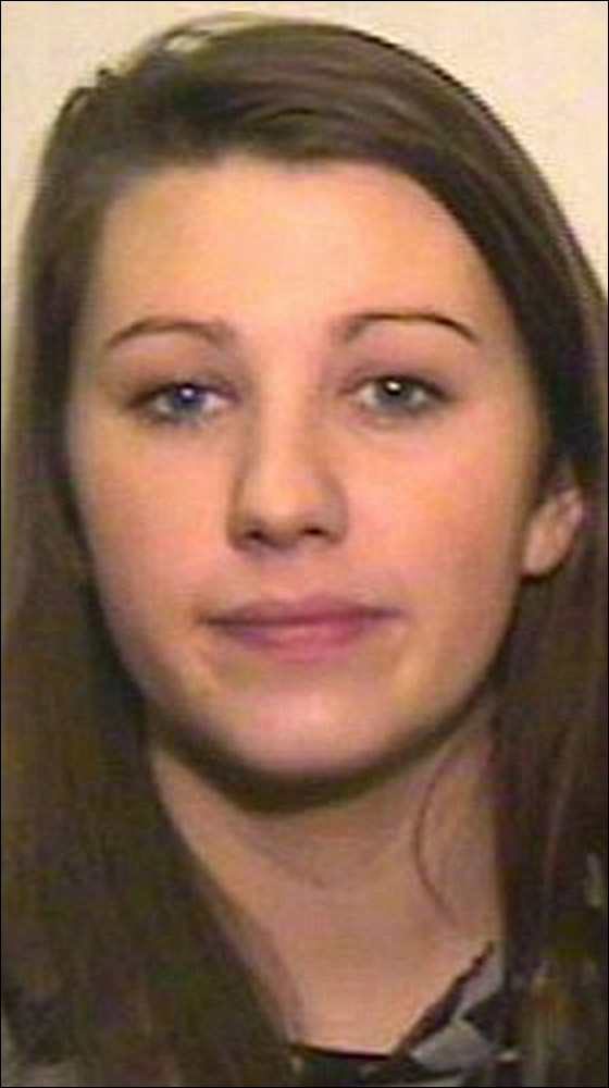 مراهقة تحلم بالإنضمام للعصابات وتنشر صورها مع السلاح!! صورة رقم 3 مراهقة تحلم بالإنضمام للعصابات وتنشر صورها مع السلاح!! صورة رقم 3