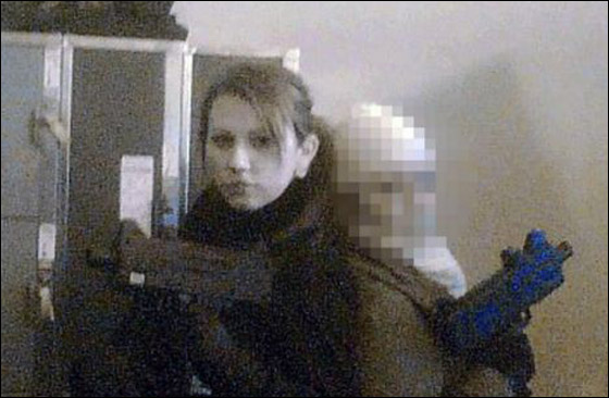 مراهقة تحلم بالإنضمام للعصابات وتنشر صورها مع السلاح!! صورة رقم 4 مراهقة تحلم بالإنضمام للعصابات وتنشر صورها مع السلاح!! صورة رقم 4