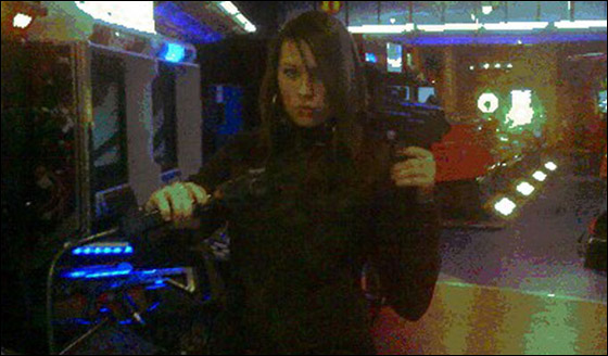 مراهقة تحلم بالإنضمام للعصابات وتنشر صورها مع السلاح!! صورة رقم 2 مراهقة تحلم بالإنضمام للعصابات وتنشر صورها مع السلاح!! صورة رقم 2