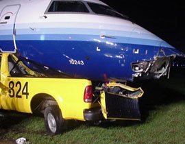 ما السبب وراء اصطدام سيارة بطائرة في نيجيريا؟! صورة رقم 1 ما السبب وراء اصطدام سيارة بطائرة في نيجيريا؟! صورة رقم 1