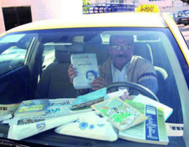 سائق يحوّل سيارة التاكسي الى مكتبة متنقلة لركابه! صورة رقم 1