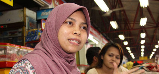 عارضة أزياء ماليزية تنجو من عقوبة الجلد بعد شربها البيرة صورة رقم 5 عارضة أزياء ماليزية تنجو من عقوبة الجلد بعد شربها البيرة صورة رقم 5