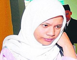 عارضة أزياء ماليزية تنجو من عقوبة الجلد بعد شربها البيرة صورة رقم 1 عارضة أزياء ماليزية تنجو من عقوبة الجلد بعد شربها البيرة صورة رقم 1