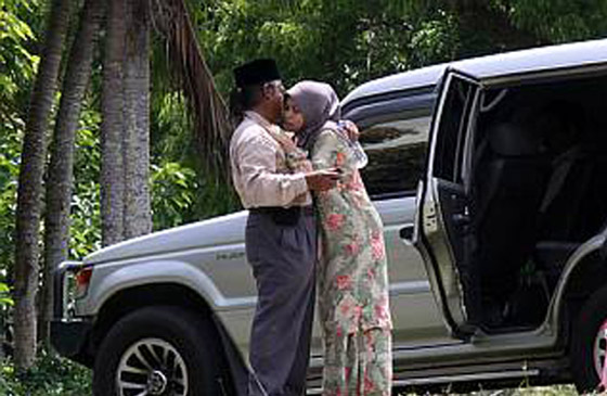 عارضة أزياء ماليزية تنجو من عقوبة الجلد بعد شربها البيرة صورة رقم 6 عارضة أزياء ماليزية تنجو من عقوبة الجلد بعد شربها البيرة صورة رقم 6