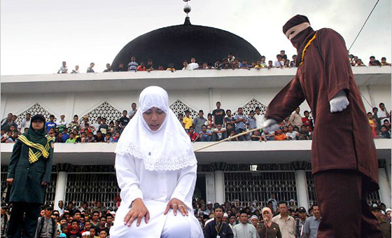 عارضة أزياء ماليزية تنجو من عقوبة الجلد بعد شربها البيرة صورة رقم 7 عارضة أزياء ماليزية تنجو من عقوبة الجلد بعد شربها البيرة صورة رقم 7