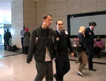 عض مضيفة الطيران لأنها تطلب منه الجلوس! صورة رقم 1 عض مضيفة الطيران لأنها تطلب منه الجلوس! صورة رقم 1