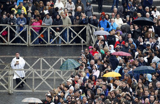 البابا يدعو للسلام ويبدي قلقه على مصير المسيحيين المضطهدين صورة رقم 7 البابا يدعو للسلام ويبدي قلقه على مصير المسيحيين المضطهدين صورة رقم 7