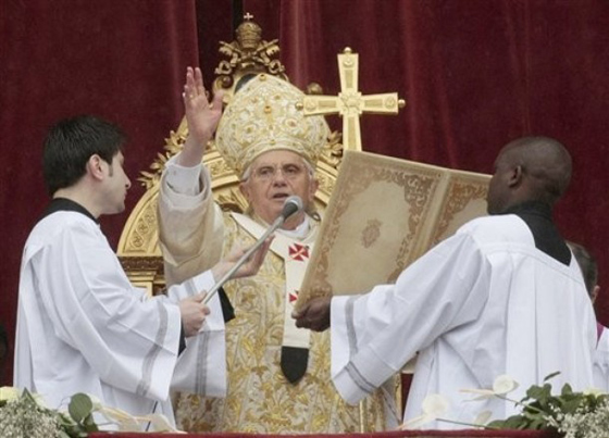 البابا يدعو للسلام ويبدي قلقه على مصير المسيحيين المضطهدين صورة رقم 10 البابا يدعو للسلام ويبدي قلقه على مصير المسيحيين المضطهدين صورة رقم 10