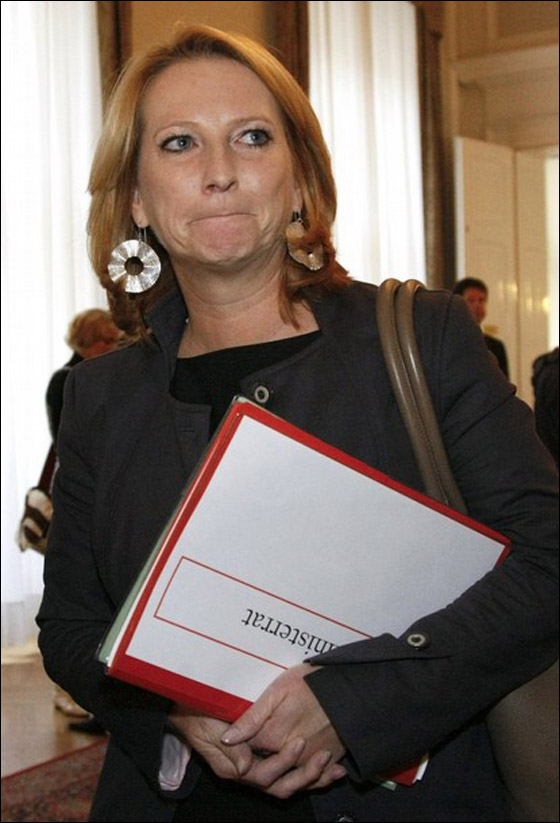 سرقت حقيبة الوزيرة فاضطرت لإعادة المشتريات من لبن وخضار! صورة رقم 4 سرقت حقيبة الوزيرة فاضطرت لإعادة المشتريات من لبن وخضار! صورة رقم 4