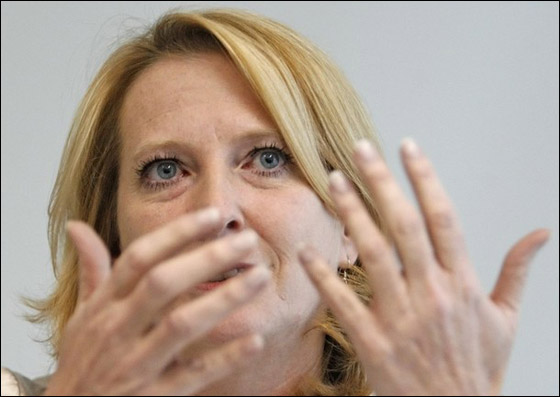 سرقت حقيبة الوزيرة فاضطرت لإعادة المشتريات من لبن وخضار! صورة رقم 2 سرقت حقيبة الوزيرة فاضطرت لإعادة المشتريات من لبن وخضار! صورة رقم 2