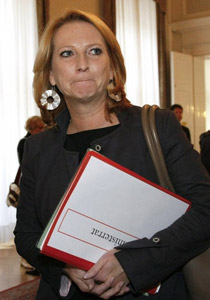 سرقت حقيبة الوزيرة فاضطرت لإعادة المشتريات من لبن وخضار! صورة رقم 1 سرقت حقيبة الوزيرة فاضطرت لإعادة المشتريات من لبن وخضار! صورة رقم 1