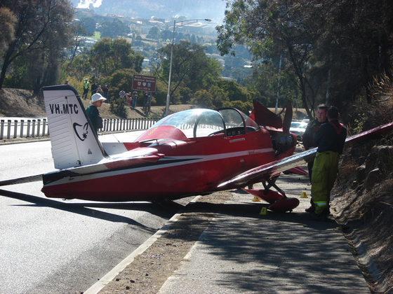 استراليا: عطل في الطائرة تسبب بهبوطها على الطريق السريع  صورة رقم 1