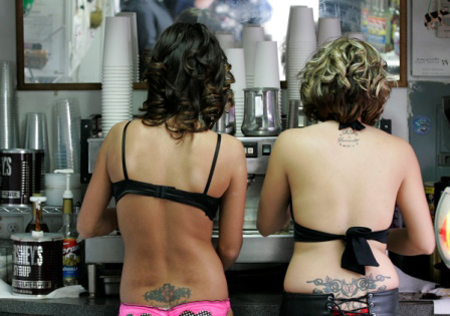 الشرطة تبحث عن مطلوب قام بإحراق مقهى لأنصاف العراة  صورة رقم 4