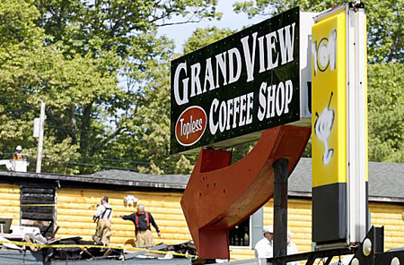 الشرطة تبحث عن مطلوب قام بإحراق مقهى لأنصاف العراة  صورة رقم 2