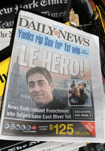 انسانيته جعلته بطلا بعد إنقاذه لطفلة سقطت في مياه 