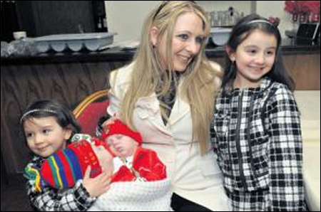 والدة التوأمين الملتصقين حسن وحسين: أتمنى حدوث معجزة  صورة رقم 5