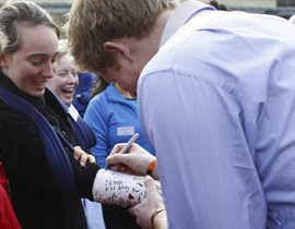 الأمير هاري يوقّع على جص فتى ويثر غضب جدّته!!  صورة رقم 1