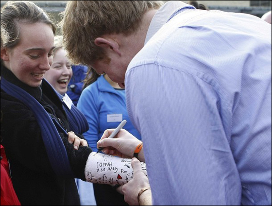 الأمير هاري يوقّع على جص فتى ويثر غضب جدّته!!  صورة رقم 5