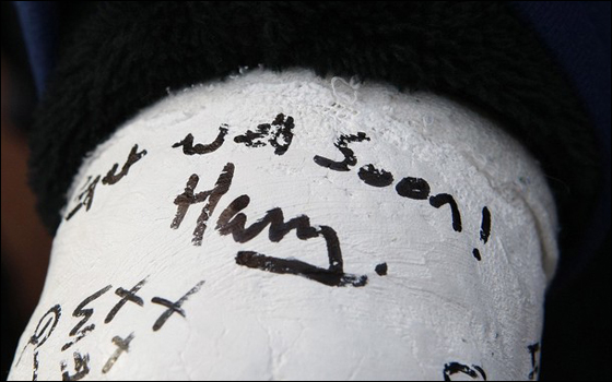 الأمير هاري يوقّع على جص فتى ويثر غضب جدّته!!  صورة رقم 6