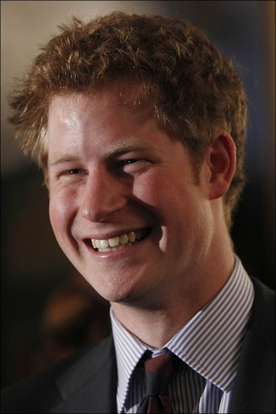 الأمير هاري يوقّع على جص فتى ويثر غضب جدّته!!  صورة رقم 7