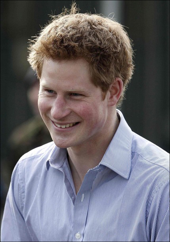 الأمير هاري يوقّع على جص فتى ويثر غضب جدّته!!  صورة رقم 3