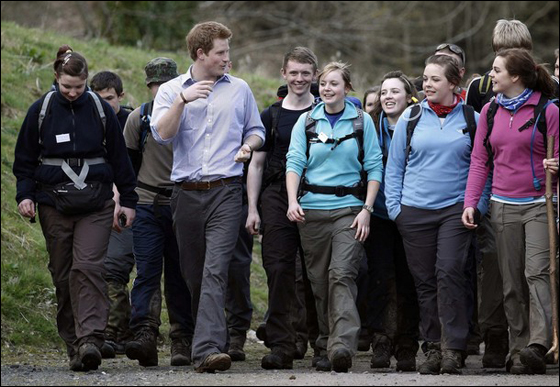 الأمير هاري يوقّع على جص فتى ويثر غضب جدّته!!  صورة رقم 4