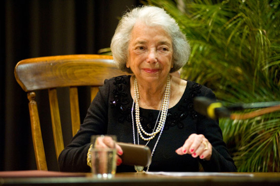 عجوز استردت جنسيتها بعد 54 عاما وعادت الى وطنها!! صورة رقم 2