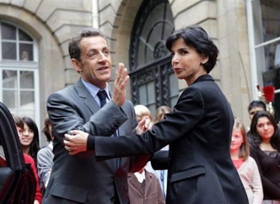 ثورة نسائية في حضرة ساركوزي: لقد ضللت الطريق أيها الغبي!! صورة رقم 6 ثورة نسائية في حضرة ساركوزي: لقد ضللت الطريق أيها الغبي!! صورة رقم 6