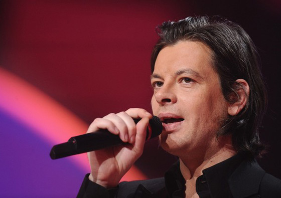 بعد علاقته بكارلا ساركوزي.. مغني يقاضي قناة تلفزيونية!!  صورة رقم 8