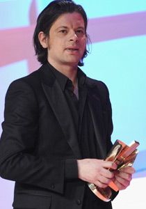 بعد علاقته بكارلا ساركوزي.. مغني يقاضي قناة تلفزيونية!!  صورة رقم 1