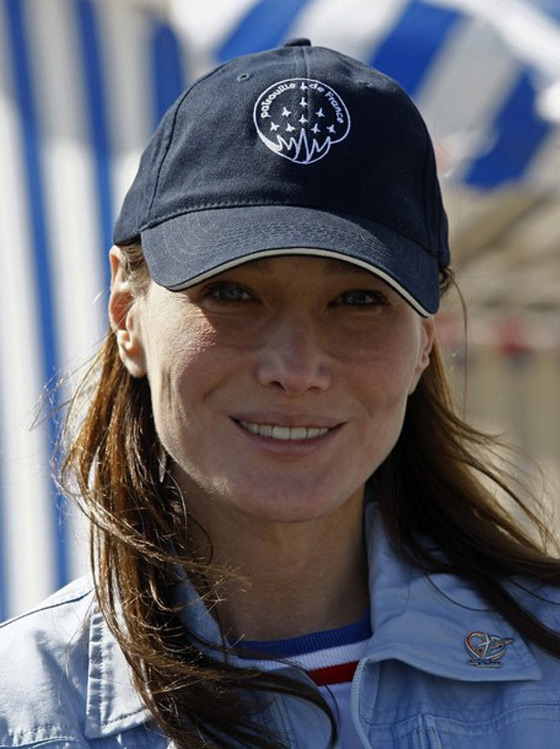 بعد علاقته بكارلا ساركوزي.. مغني يقاضي قناة تلفزيونية!!  صورة رقم 6