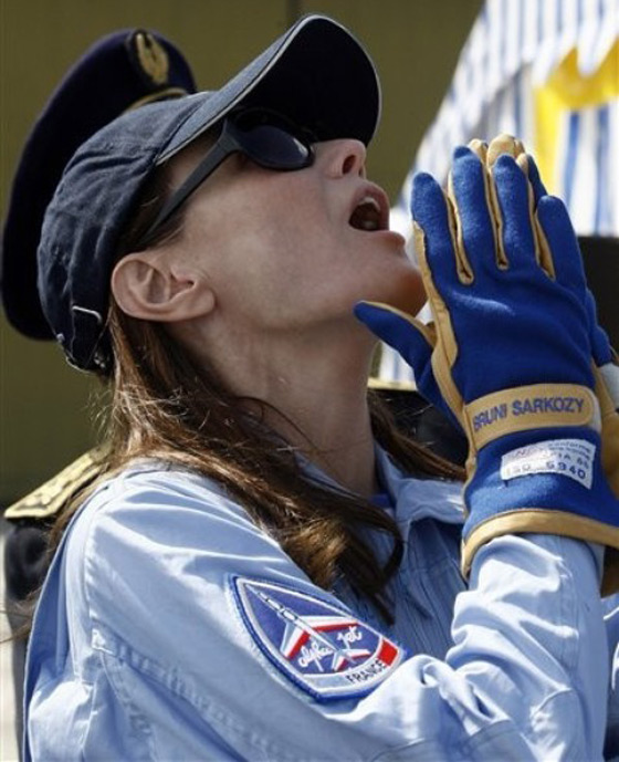 بعد علاقته بكارلا ساركوزي.. مغني يقاضي قناة تلفزيونية!!  صورة رقم 4