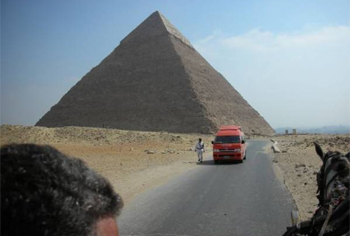 صعيدي يصعد قمة الهرم ويفشل الهبوط! صورة رقم 1 صعيدي يصعد قمة الهرم ويفشل الهبوط! صورة رقم 1