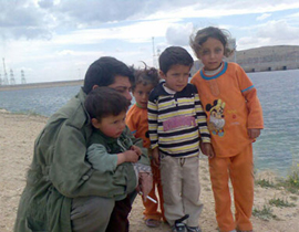 أب يقتل أطفاله الأربعة برميهم الى بحيرة سد تشرين بسوريا!!! صورة رقم 1